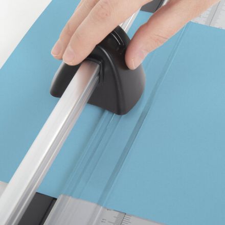 Резак роликовый BRAUBERG EXTRA A4, до 10 л., длина реза 320 мм, металлическое основание, 532325 Резак роликовый BRAUBERG EXTRA A4, до 10 л., длина реза 320 мм, металлическое основание, 532325