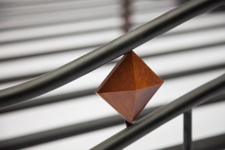 Кровать AT-126 дерево гевея/металл, 160*200 см (Queen bed), красный дуб/черный Кровать AT-126 дерево гевея/металл, 160*200 см (Queen bed), красный дуб/черный