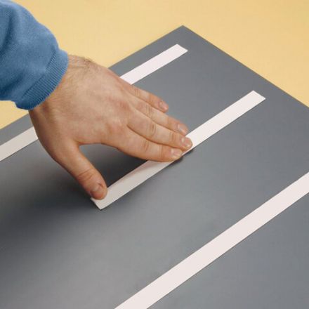 Клейкая двухсторонняя лента 50 мм х 8 м, НА ВСПЕНЕННОЙ ОСНОВЕ, 1 мм, прочная, BRAUBERG, 600485