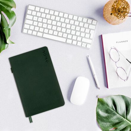 Ежедневник датированный 2026, А5, 138х213 мм, BRAUBERG "Essential", под кожу, держатель, темно-зеленый, 117394 Ежедневник датированный 2026, А5, 138х213 мм, BRAUBERG "Essential", под кожу, держатель, темно-зеленый, 117394