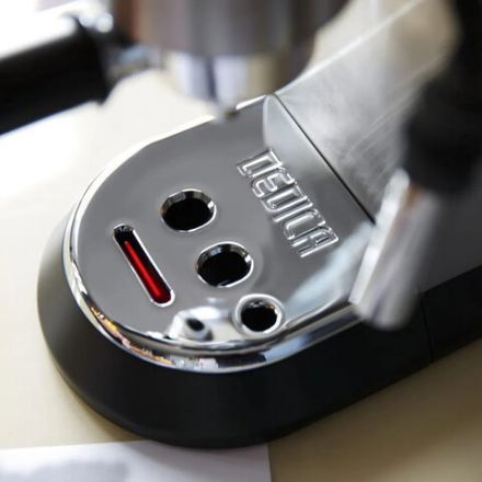 Кофеварка рожковая DELONGHI Dedica EC685.BK, 1350 Вт, объем 1,1 л, ручной капучинатор, черная Кофеварка рожковая DELONGHI Dedica EC685.BK, 1350 Вт, объем 1,1 л, ручной капучинатор, черная