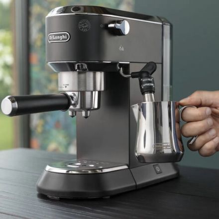 Кофеварка рожковая DELONGHI Dedica EC685.BK, 1350 Вт, объем 1,1 л, ручной капучинатор, черная Кофеварка рожковая DELONGHI Dedica EC685.BK, 1350 Вт, объем 1,1 л, ручной капучинатор, черная