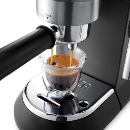 Кофеварка рожковая DELONGHI Dedica EC685.BK, 1350 Вт, объем 1,1 л, ручной капучинатор, черная Кофеварка рожковая DELONGHI Dedica EC685.BK, 1350 Вт, объем 1,1 л, ручной капучинатор, черная