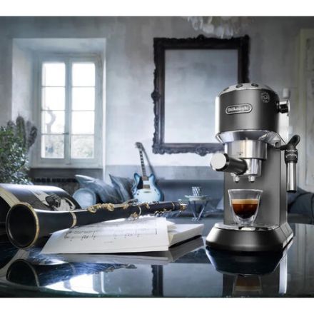 Кофеварка рожковая DELONGHI Dedica EC685.BK, 1350 Вт, объем 1,1 л, ручной капучинатор, черная Кофеварка рожковая DELONGHI Dedica EC685.BK, 1350 Вт, объем 1,1 л, ручной капучинатор, черная