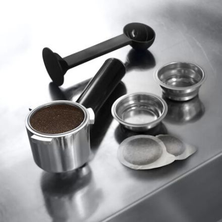 Кофеварка рожковая DELONGHI Dedica EC685.M, 1350 Вт, объем 1,1 л, ручной капучинатор, металлик Кофеварка рожковая DELONGHI Dedica EC685.M, 1350 Вт, объем 1,1 л, ручной капучинатор, металлик