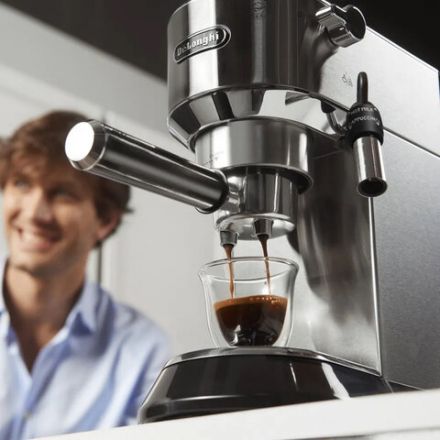 Кофеварка рожковая DELONGHI Dedica EC685.M, 1350 Вт, объем 1,1 л, ручной капучинатор, металлик Кофеварка рожковая DELONGHI Dedica EC685.M, 1350 Вт, объем 1,1 л, ручной капучинатор, металлик