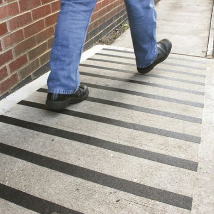 Клейкая ПРОТИВОСКОЛЬЗЯЩАЯ зернистая лента 50 мм х 20 м, ЧЕРНАЯ, основа ПВХ, BRAUBERG, 606774 Клейкая ПРОТИВОСКОЛЬЗЯЩАЯ зернистая лента 50 мм х 20 м, ЧЕРНАЯ, основа ПВХ, BRAUBERG, 606774