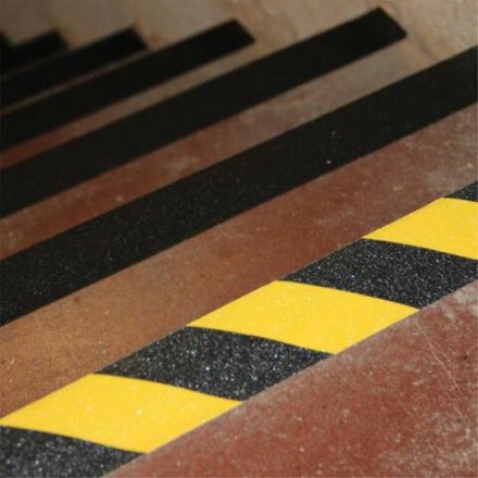 Клейкая ПРОТИВОСКОЛЬЗЯЩАЯ зернистая лента 50 мм х 20 м, ЧЕРНО-ЖЕЛТАЯ, основа ПВХ, BRAUBERG, 606775 Клейкая ПРОТИВОСКОЛЬЗЯЩАЯ зернистая лента 50 мм х 20 м, ЧЕРНО-ЖЕЛТАЯ, основа ПВХ, BRAUBERG, 606775