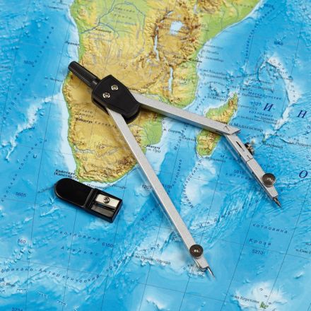 Циркуль Attache 140 мм (с точилкой, в пластиковом пенале) Циркуль Attache 140 мм (с точилкой, в пластиковом пенале)