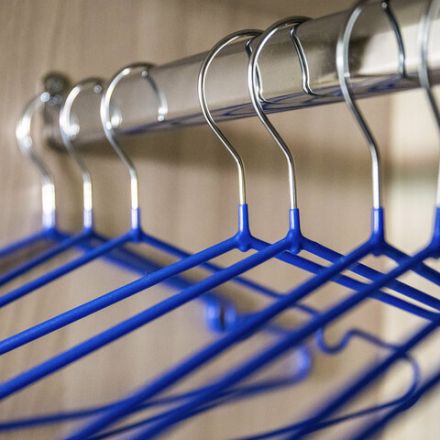 Вешалки-плечики, размер 48-50, КОМПЛЕКТ 10 шт., металл/ПВХ, перекладина, цвет синий, BRABIX "Стандарт", 601166