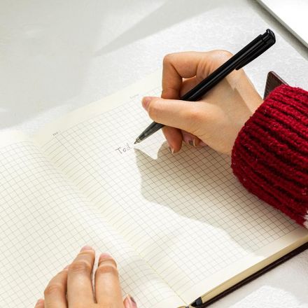 Блокнот Deli А5 96л 80 г/м тверд.облож,магнит клетка 5x5мм черн кожа EN138G