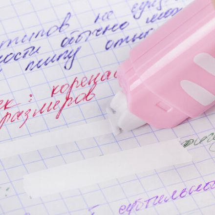 Корректирующая лента BRAUBERG KIDS "ЛАПКИ", 5 мм х 6 м, корпус розовый, блистер, 272497