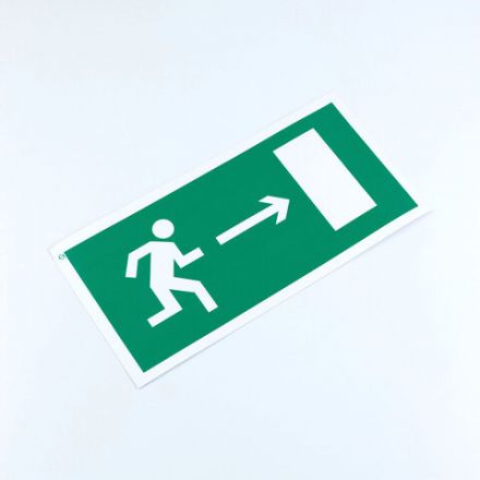 Знак "Направление к эвакуационному выходу направо", КОМПЛЕКТ 3 штук, 150х300х2 мм, фотолюминесцентный, пластик, E03, Е03 Знак "Направление к эвакуационному выходу направо", КОМПЛЕКТ 3 штук, 150х300х2 мм, фотолюминесцентный, пластик, E03, Е03