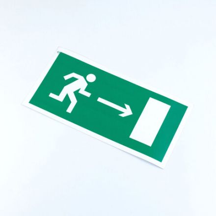 Знак "Направление к эвакуационному выходу направо", КОМПЛЕКТ 3 штук, 150х300х2 мм, фотолюминесцентный, пластик, E03, Е03 Знак "Направление к эвакуационному выходу направо", КОМПЛЕКТ 3 штук, 150х300х2 мм, фотолюминесцентный, пластик, E03, Е03