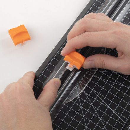 Резак роликовый BRAUBERG SUPER A4, до 12 л., длина реза 310 мм, линейка, А4, 532328 Резак роликовый BRAUBERG SUPER A4, до 12 л., длина реза 310 мм, линейка, А4, 532328
