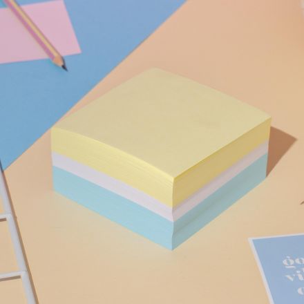 Блок для записей КОМУС на склейке 9х9х5 цветной блок 80-100 г Блок для записей КОМУС на склейке 9х9х5 цветной блок 80-100 г